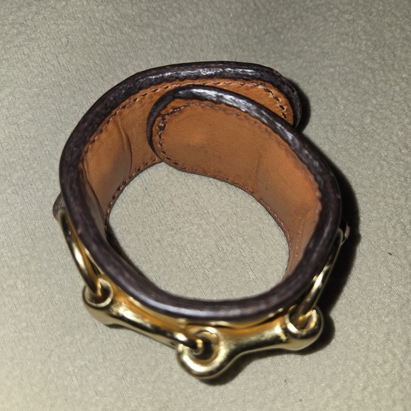 Designer leather cuff bracelet in mustard horsebit - Picture 2 of 5